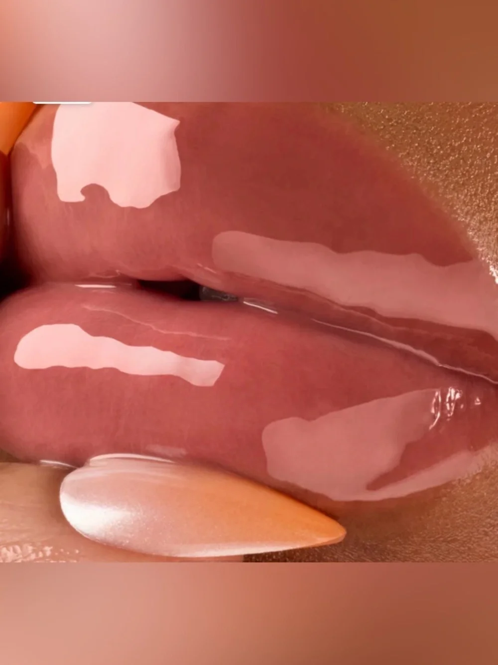 Gisou Honey Infused Lip Oil in Bee-llini Peach